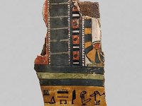 Aeg V 17  Aeg V 17, Spätzeit, Fragment eines Sarges, Leinwand, Stuck, L 23,5 cm, B 7,5 cm, H 1,6 cm : Bestandskatalog €gypten, Museumsfoto: Claus Cordes